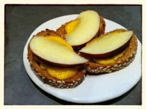 Apple Cheddar Toasts / momskitchenhandbook.com