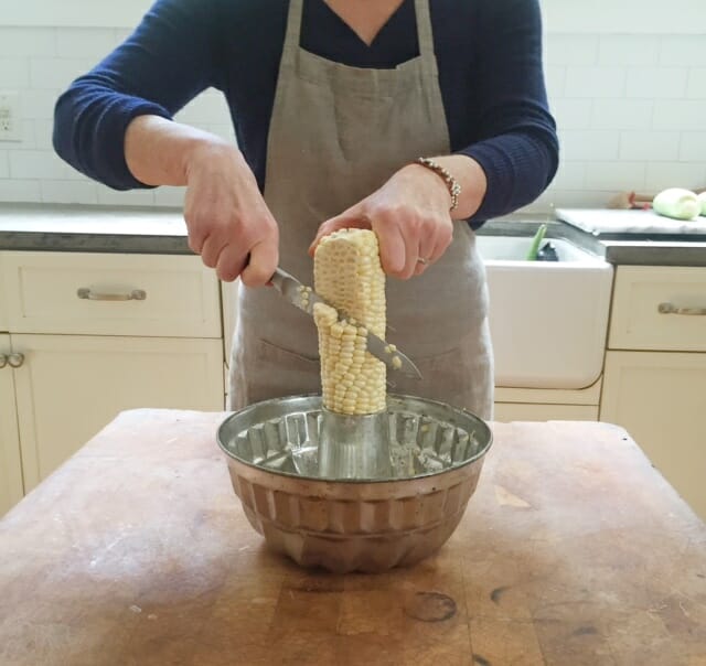 How to cut corn off the cob / Mom's Kitchen Handbook 