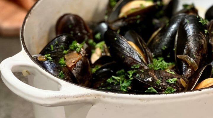 Dutch oven of Easy Mussels with toasted baguette