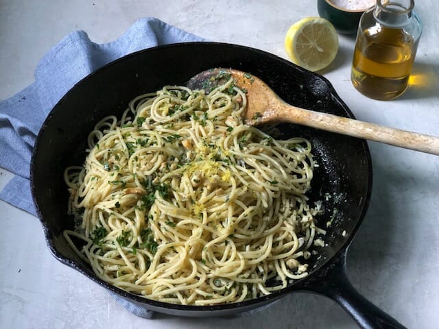 cast iron skillet with spaghetti and clams