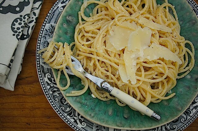 Spaghetti with butter, egg, and cheese