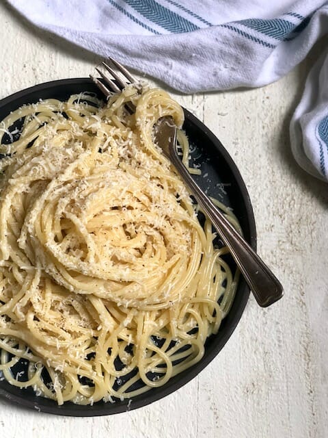Pasta with cheap egg sauce