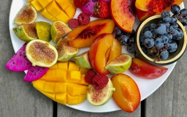 how to make a gorgeous seasonal fruit platter