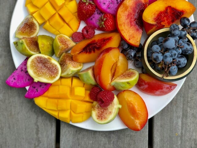 how to make a gorgeous seasonal fruit platter