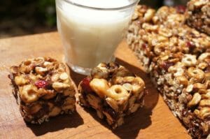 Chewy Cheerioats Bars /momskitchenhandbook.com