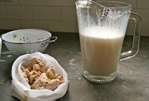 Honey Vanilla Almond Milk / momskitchenhandbook.com