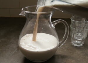 Honey Vanilla Almond Milk / momskitchenhandbook.com