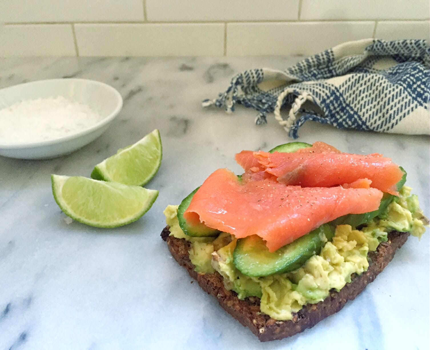 Авокадо тост с рыбой. Бутерброд с лососем и авокадо. Smoked Salmon Tartine. Бутеры с авокадо и красной рыбой. Бутер с авокадо и красной рыбой.