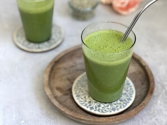 Green Smoothie with Orange, spinach and hemp seeds