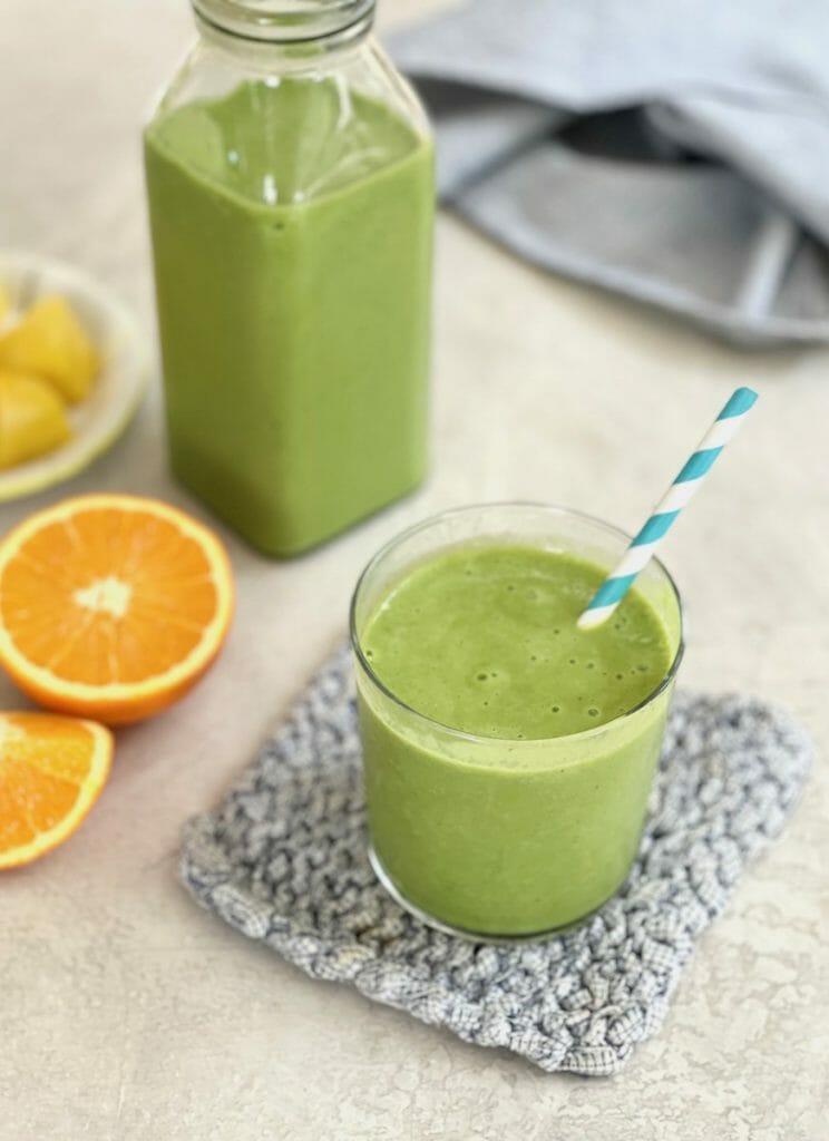 Green smoothie and benefits of dark leafy greens 