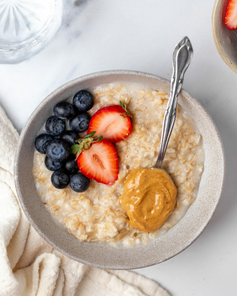 bowl of oatmeal for post about 10 foods for heart health