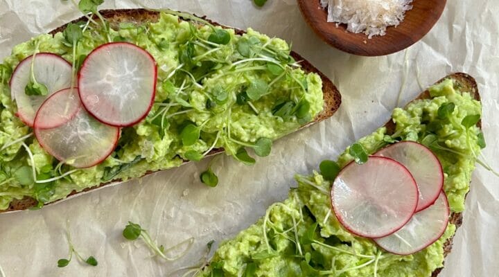 Toast with edamame and avocado basil and lime