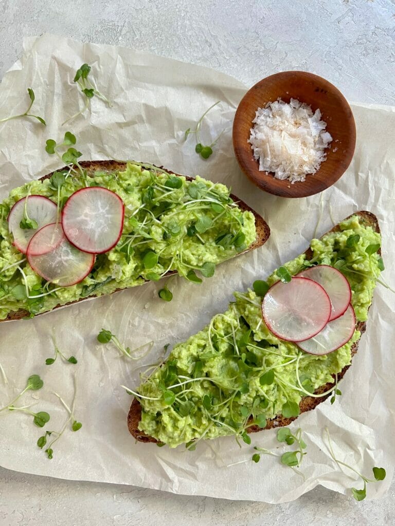 Toast with edamame and avocado basil and lime