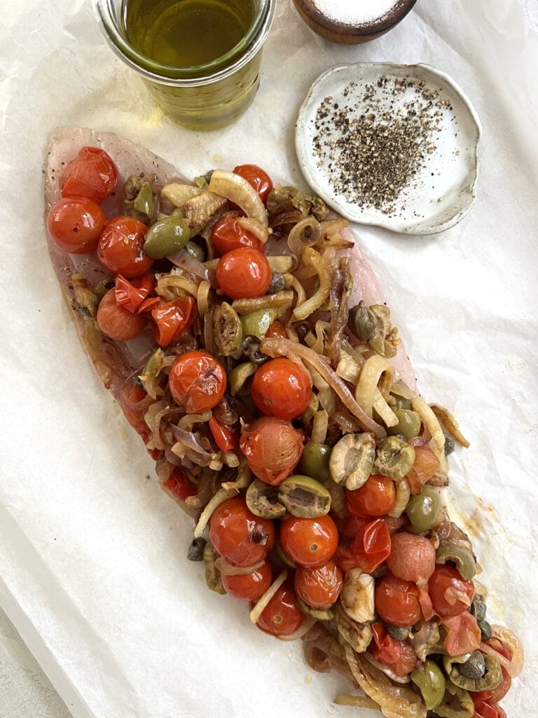 Fish in parchment with tomatoes, capers, fennel and olives 